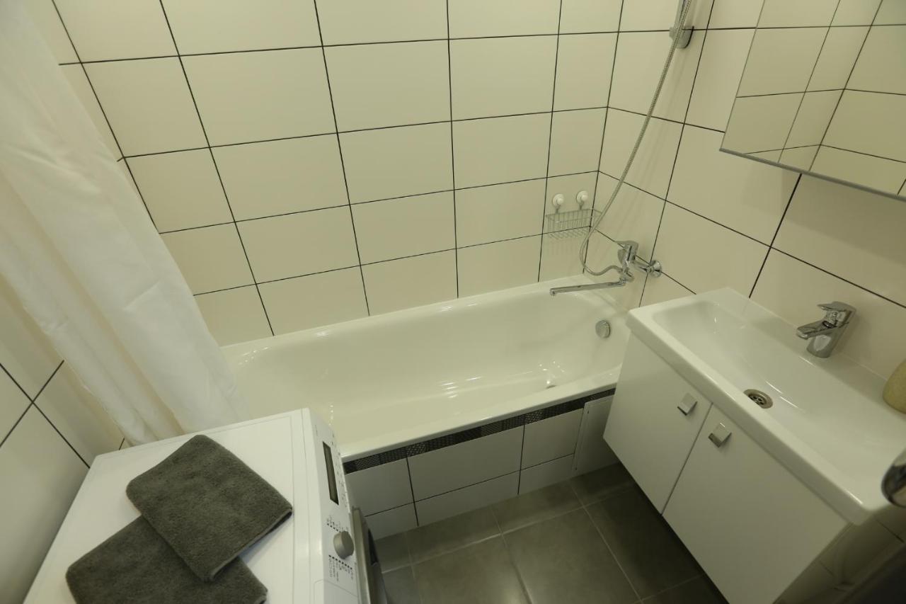 Comfy 2 Room Apartment - Free Parking - 350Mbps Wifi - Netflix Kaunas Ngoại thất bức ảnh